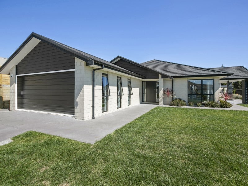 2 Oakmont Crescent, Waiwhakaiho, New Plymouth - Carousel 2
