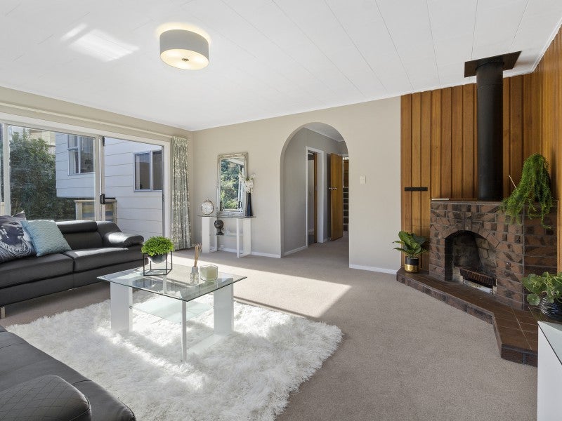 12 Ayton Drive, Whitby, Porirua - Carousel 2