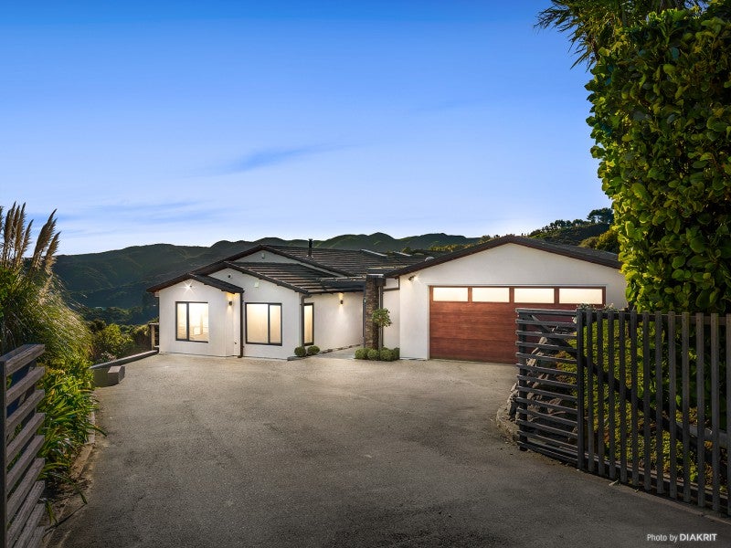 35 The Track, Plimmerton, Porirua - Carousel 21