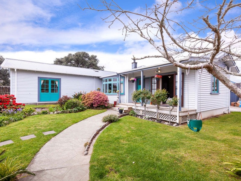 39 Waiwaka Terrace, Strandon, New Plymouth - Carousel 1
