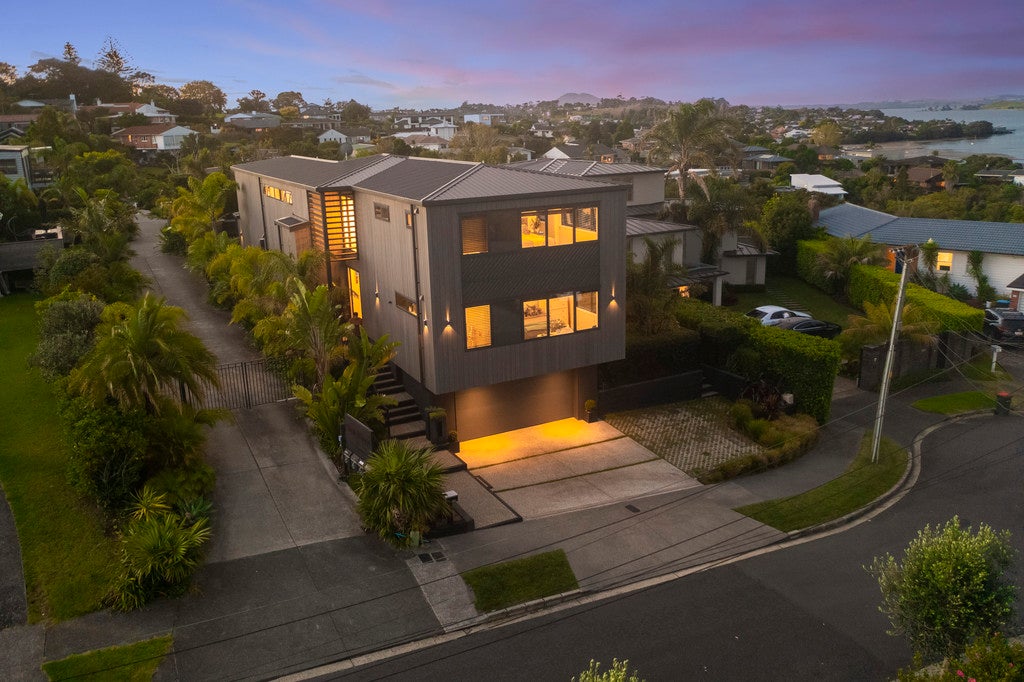 10 Calder Place, Wai o Taiki Bay, Auckland - Carousel 2