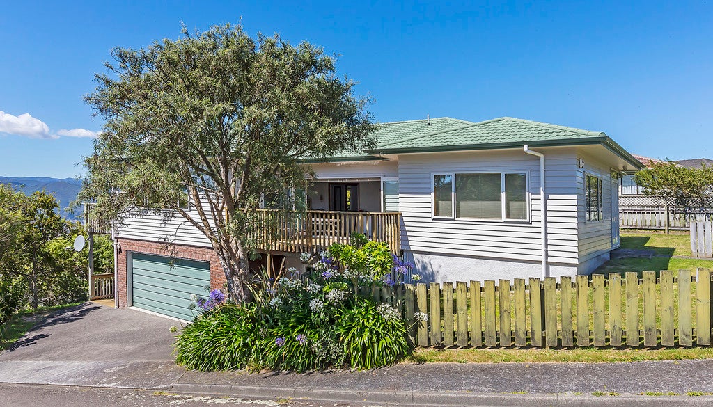 30 Wisteria Grove, Maungaraki, Lower Hutt - Carousel 1