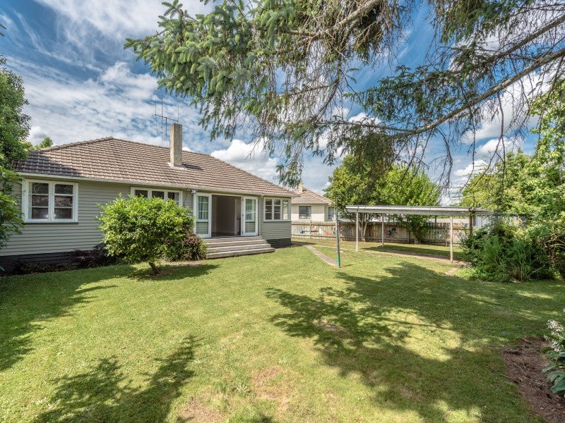 8 Searancke Place, Fairfield, Hamilton - Carousel 1