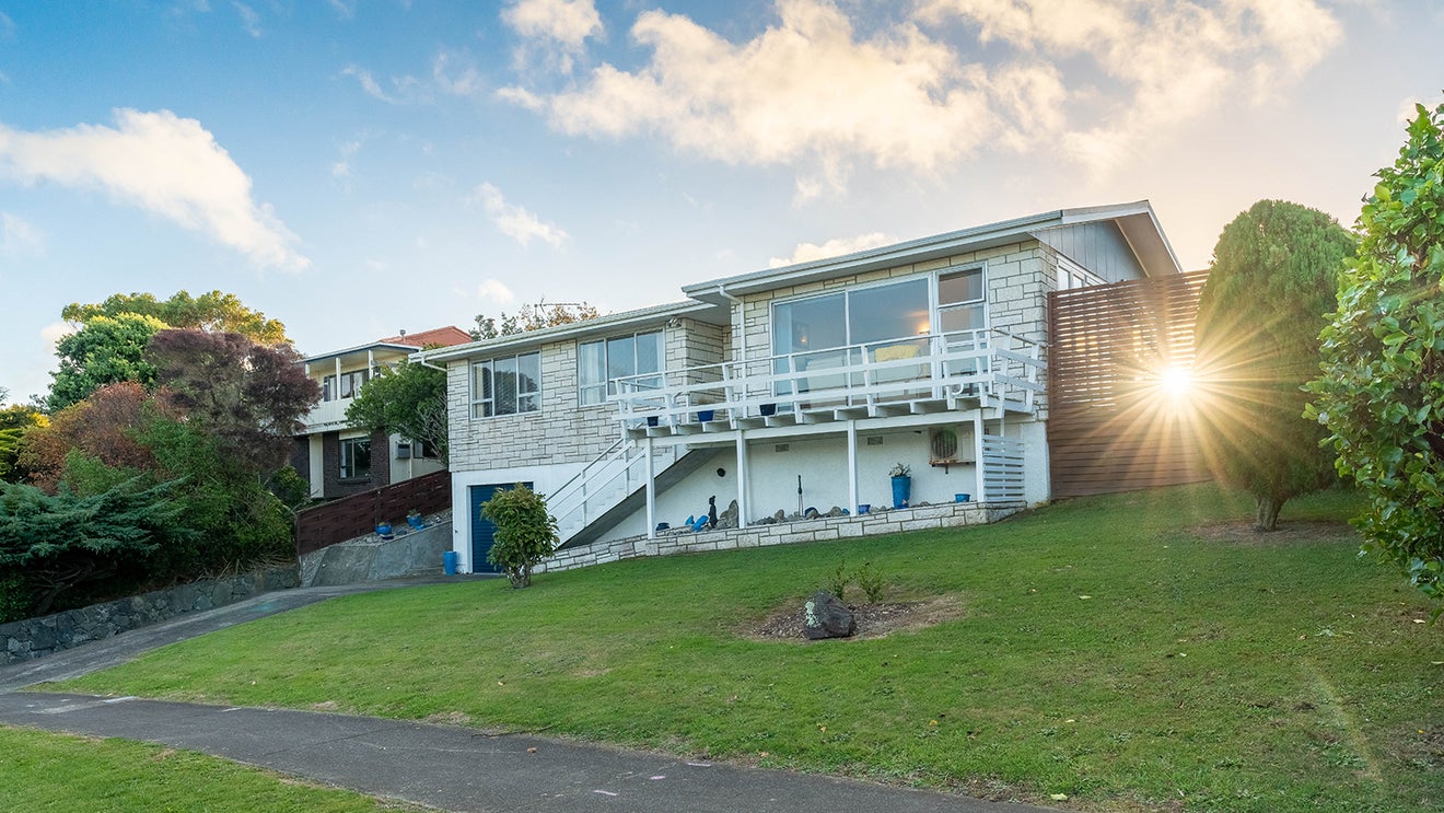 4 Pennant Grove, Titahi Bay, Porirua - Carousel 1