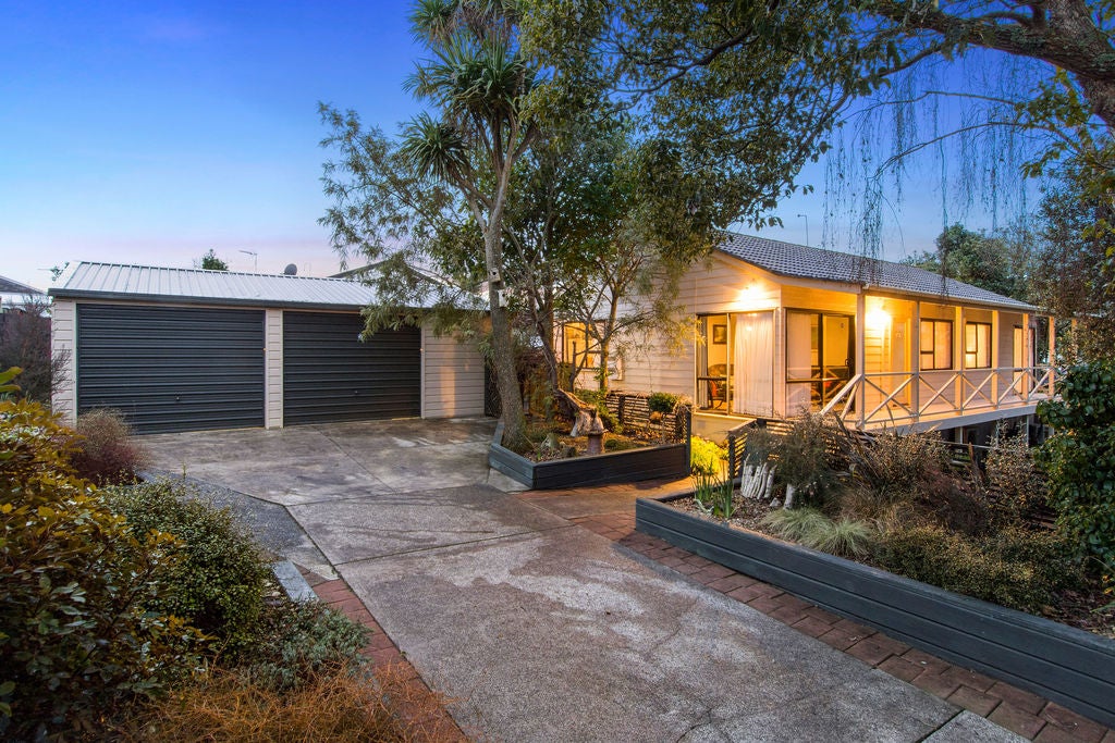 11 Bellville Drive, Clendon Park, Auckland - Carousel 1