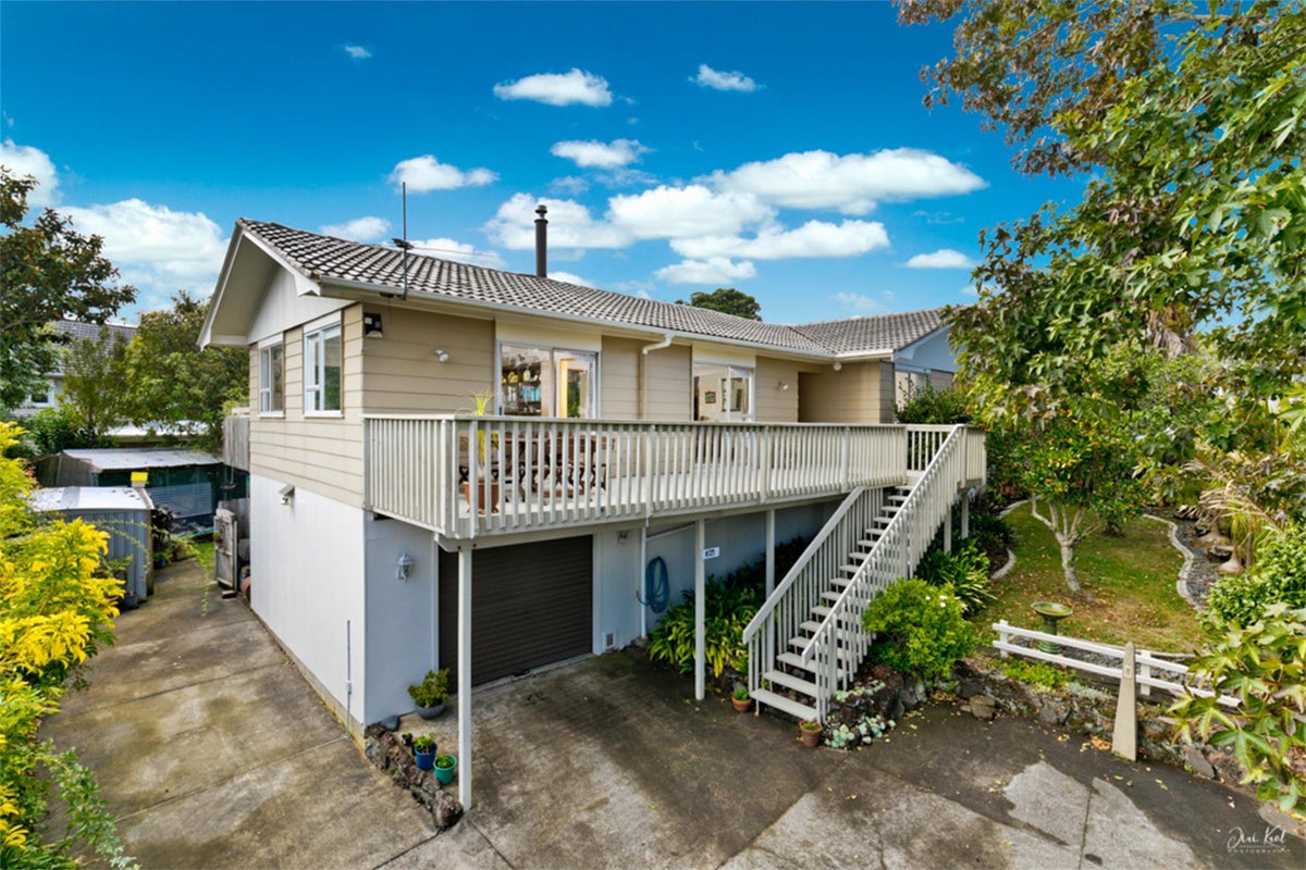 33 Longreach Drive, Sunnyvale, Auckland - Carousel 2