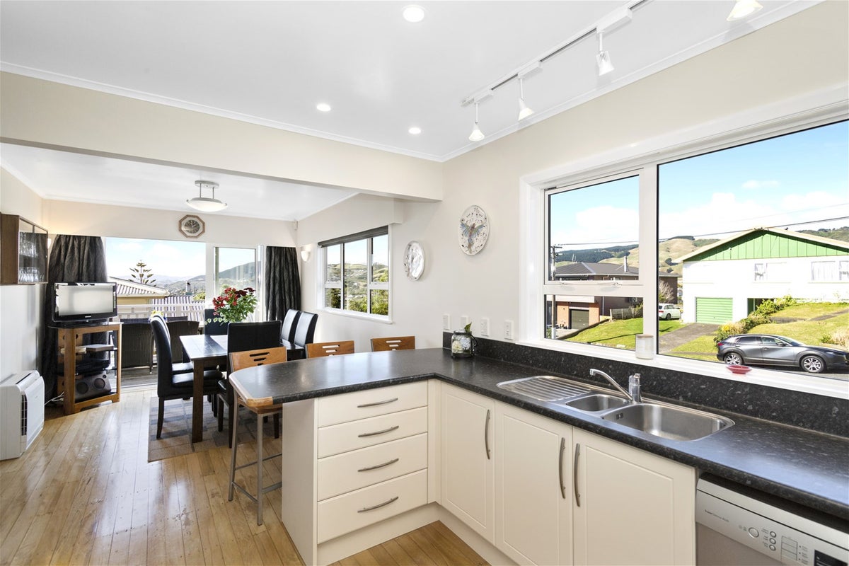 22 Saint Edmund Crescent, Tawa, Wellington - Carousel 20