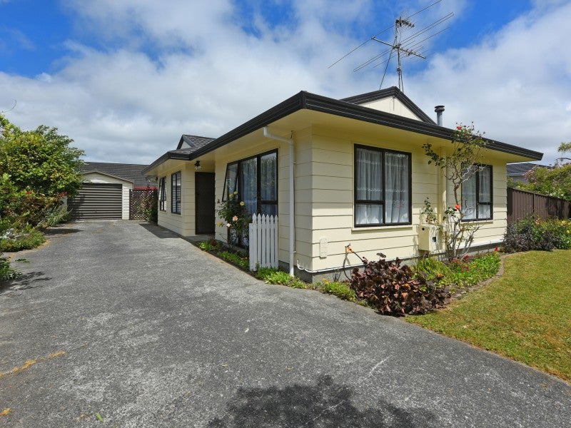 2 Delaware Grove, Totara Park, Upper Hutt - Carousel 1