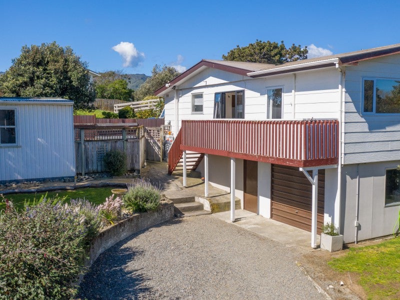 3 Freyberg Crescent, Waikanae Beach, Waikanae - Carousel 1