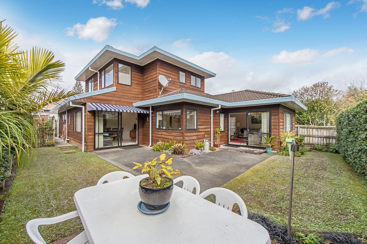 2/8 Mandica Place, Sunnynook, Auckland - Carousel 1