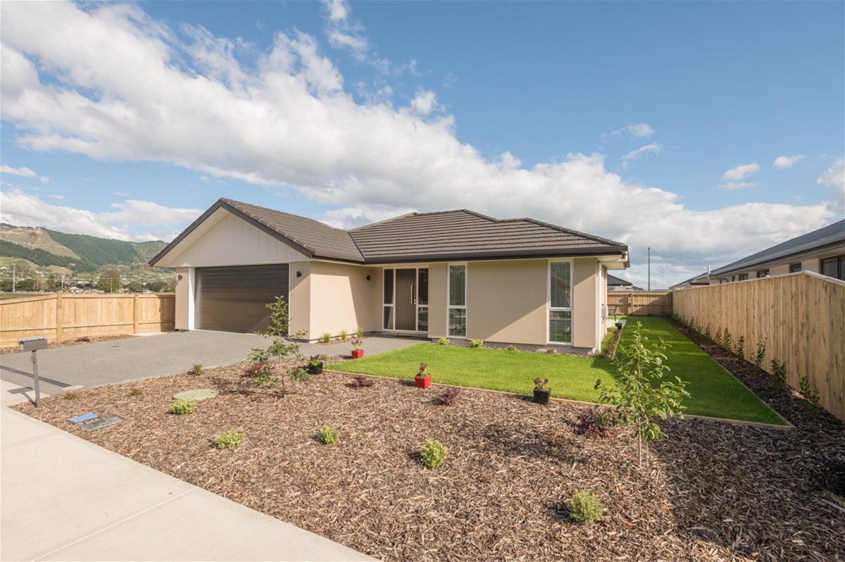 24 Oakdale Grove, Richmond - Carousel 1