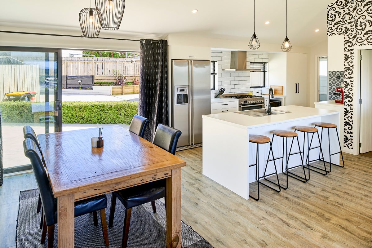 7 Cullen Place, Tawa, Wellington - Carousel 1