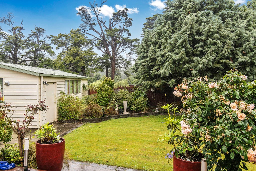 6 Wyoming Grove, Totara Park, Upper Hutt - Carousel 2