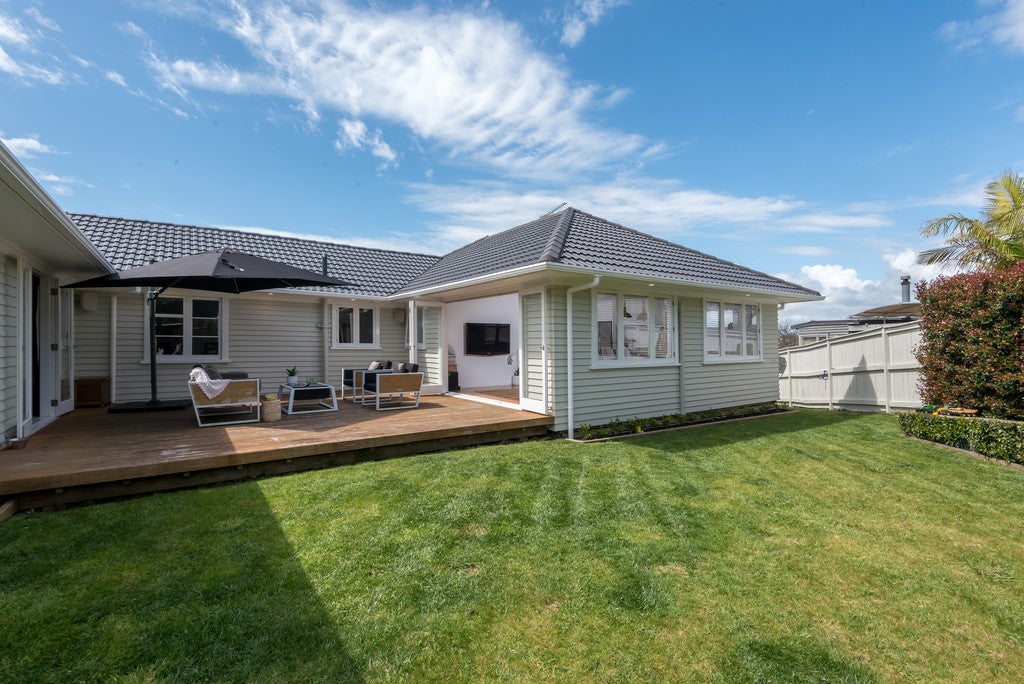 7 Churchill Road, Cockle Bay, Auckland - Carousel 2