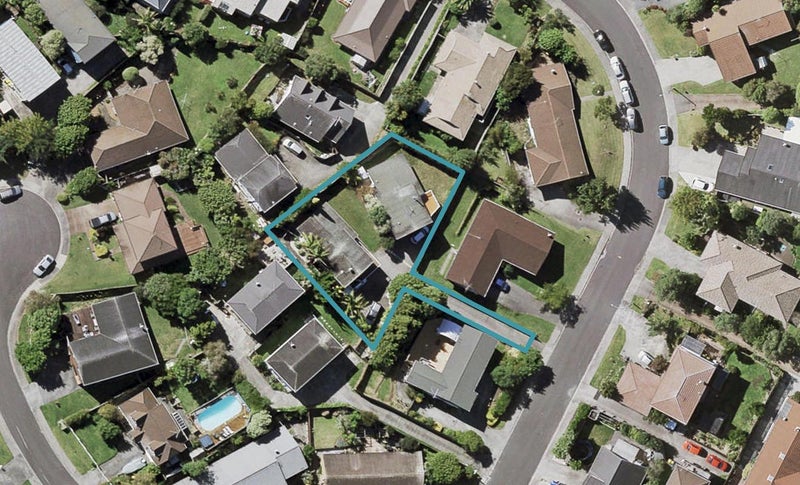 1/8 Ronald Macken Place, Windsor Park, Auckland - Carousel 1