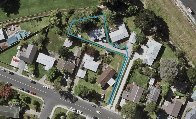 27B Totaravale Drive, Totara Vale, Auckland - Carousel 1