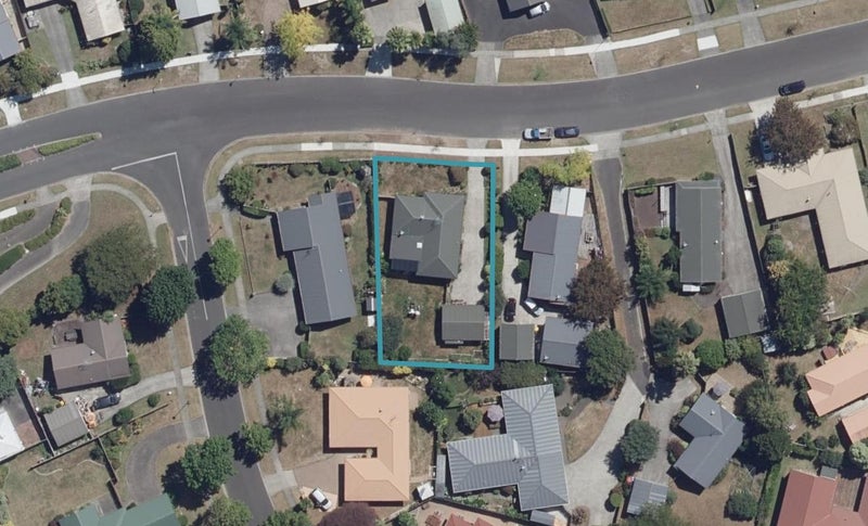 8 Commodore Avenue, Flagstaff, Hamilton - Carousel 1