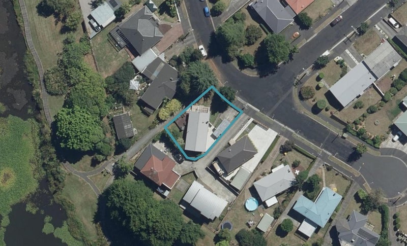 11 Kingsway Crescent, Forest Lake, Hamilton - Carousel 1