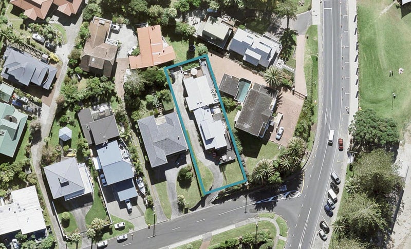 1/3 Ellangowan Road, Waiake, Auckland - Carousel 1