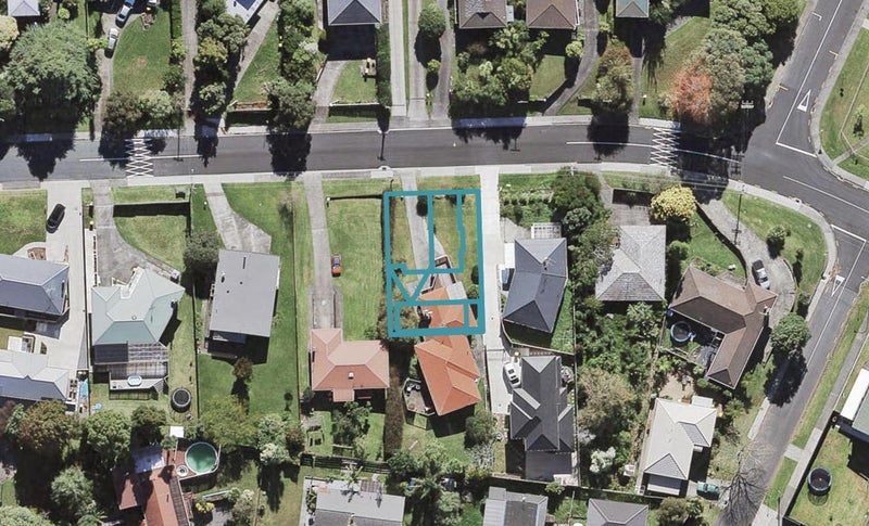 2/21 Divich Avenue, Te Atatu South, Auckland - Carousel 1