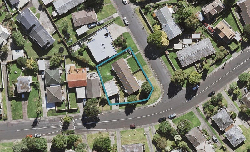 1/2 Mannering Place, Hillcrest, Auckland - Carousel 1