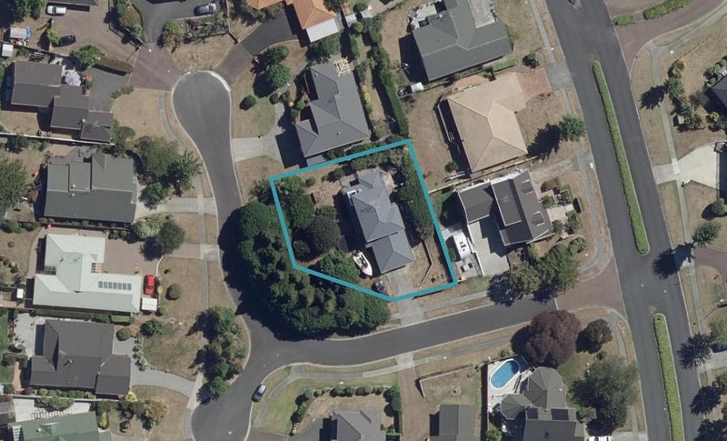 4 Sunny Dale, Western Heights, Hamilton - Carousel 1