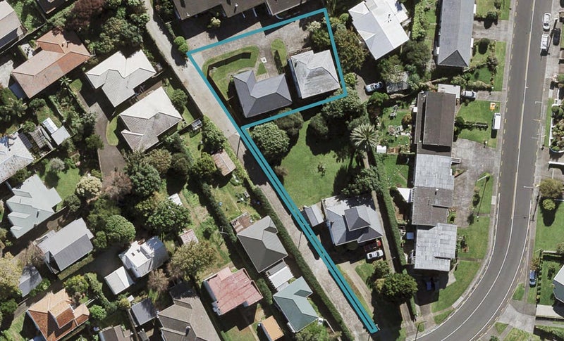 2/10 Warren Avenue, Three Kings, Auckland - Carousel 1