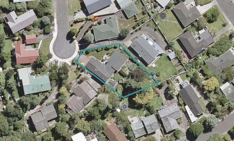 13 Harewood Grove, Pinehaven, Upper Hutt - Carousel 1