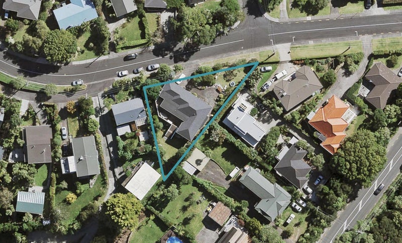 2 Highland Avenue, Titirangi, Auckland - Carousel 1