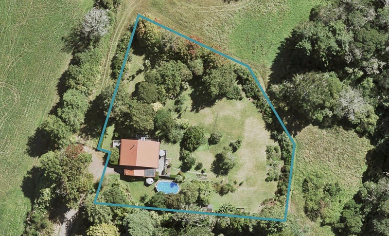 11 Nola Road, Oratia, Auckland - Carousel 1