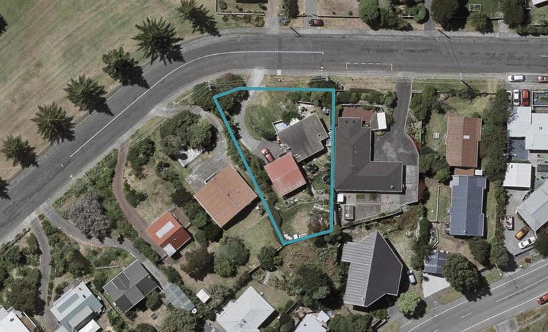 8 Queens Road, Waikanae Beach, Waikanae - Carousel 1