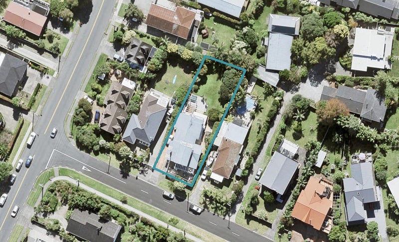 35 Ellangowan Road, Waiake, Auckland - Carousel 1