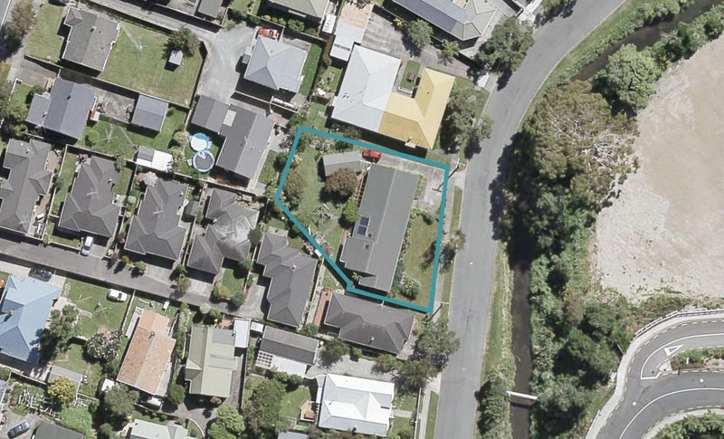 499 Riverside Drive, Fairfield, Lower Hutt - Carousel 1