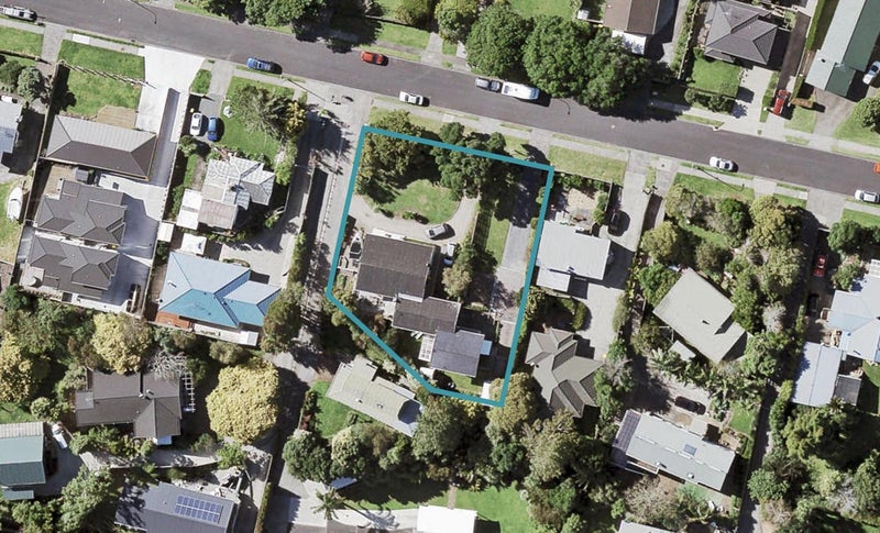 2/18 Baird Street, Howick, Auckland - Carousel 1