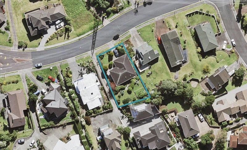 16 Strathnaver Crescent, Lynfield, Auckland - Carousel 1