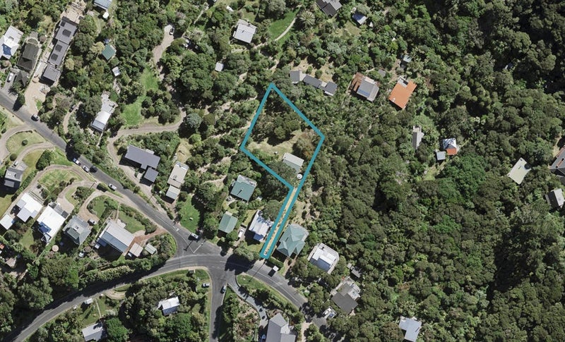 69A Queens Drive, Oneroa, Waiheke Island - Carousel 1