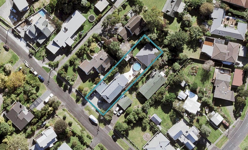 12 Alison Avenue, Herald Island, Auckland - Carousel 1