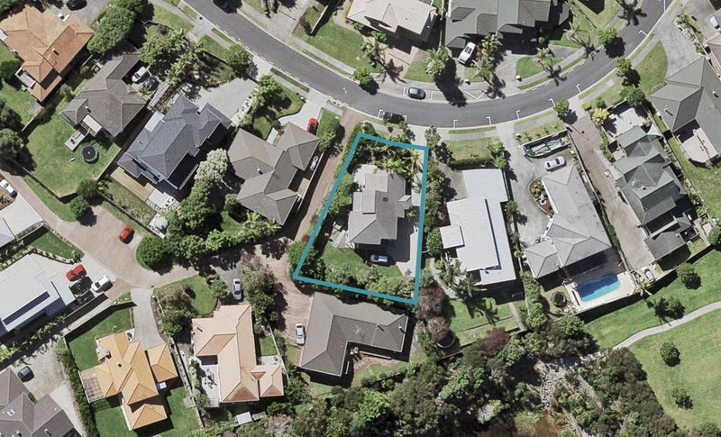 12 Baulcomb Parade, Windsor Park, Auckland - Carousel 1