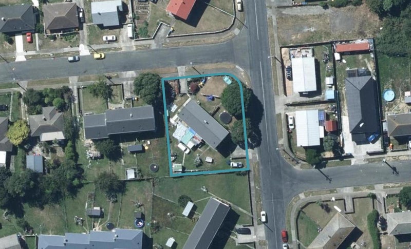 32 Bedford Street, Cannons Creek, Porirua - Carousel 1