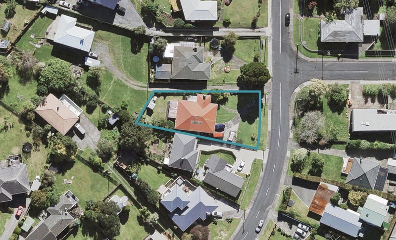 32 Tiroroa Avenue, Te Atatu South, Auckland - Carousel 1