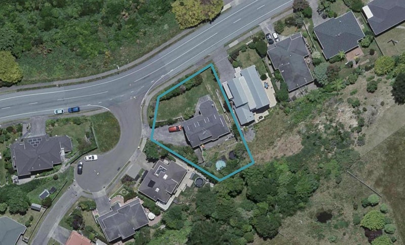 77 Woodman Drive, Tawa, Wellington - Carousel 1