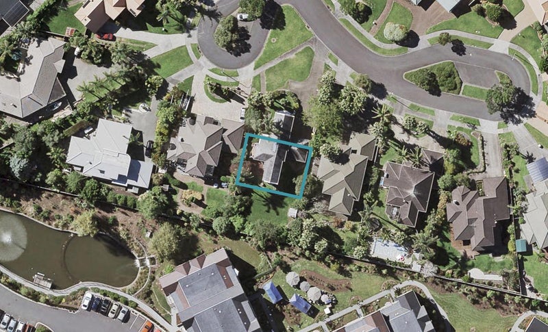 33B Artesia Close, Shamrock Park, Auckland - Carousel 1