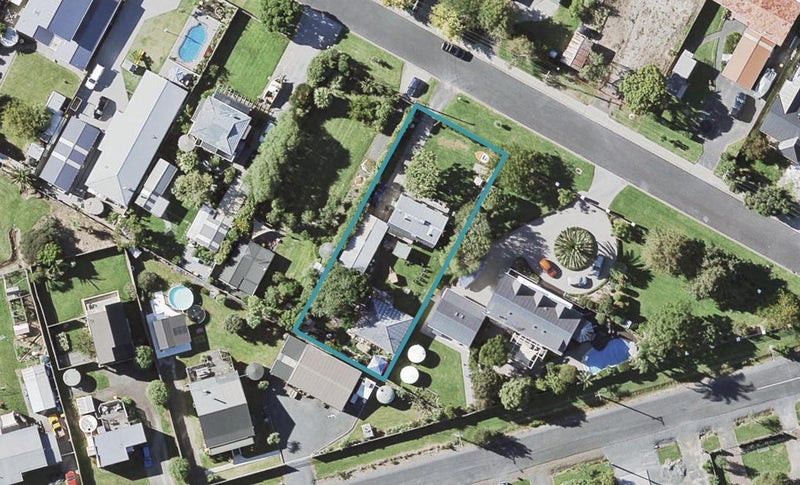 8 Pohutukawa Road, Beachlands, Auckland - Carousel 1