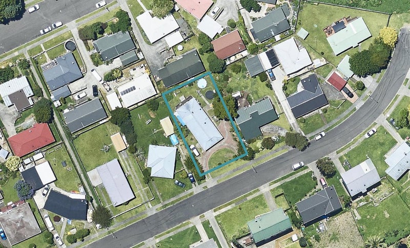 24 Dingadee Street, Welcome Bay, Tauranga - Carousel 1