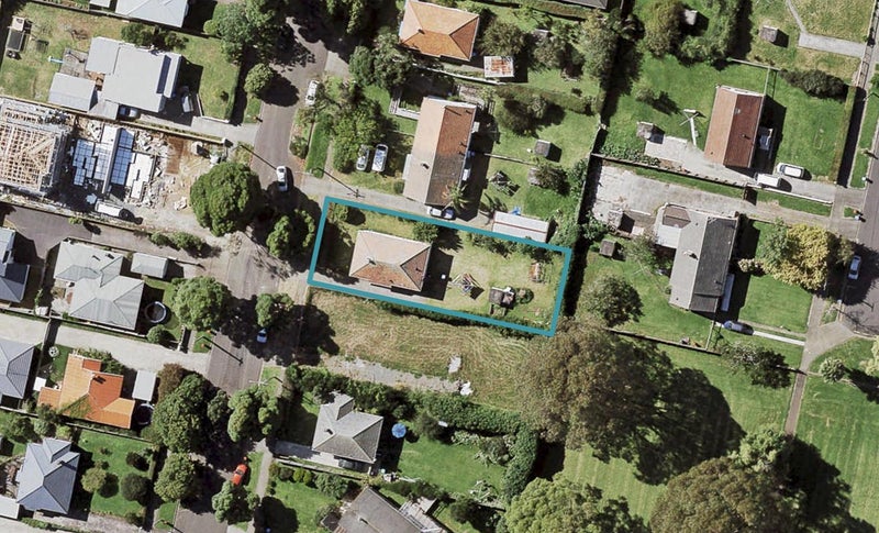12 Waddell Avenue, Point England, Auckland - Carousel 1