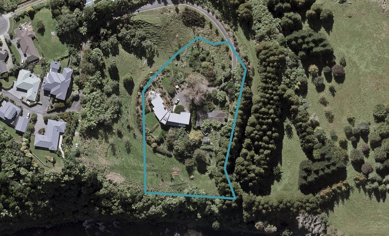 10D Tupare Place, Highlands Park, New Plymouth - Carousel 1