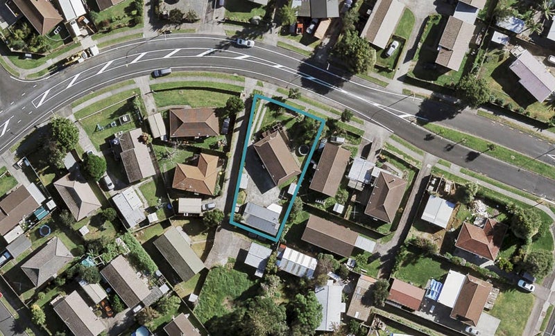 8 Etherton Drive, Weymouth, Auckland - Carousel 1