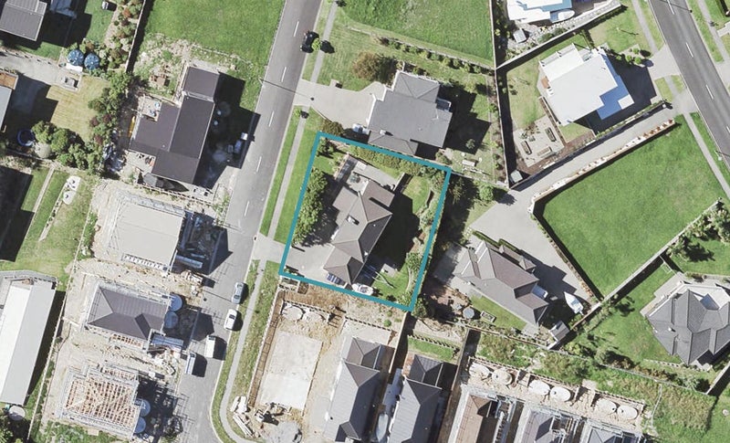 8 Thistle Close, Beachlands, Auckland - Carousel 1