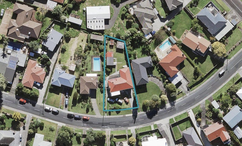 10 Tiroroa Avenue, Te Atatu South, Auckland - Carousel 1