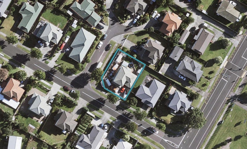 1 Baltic Place, Goodwood Heights, Auckland - Carousel 1